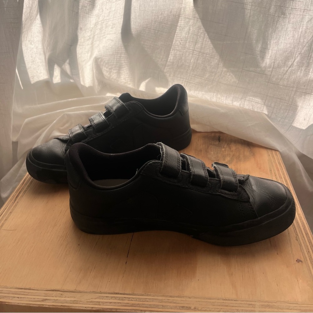 BLACK VEJA THREE STRAP VELCRO SNEAKERS